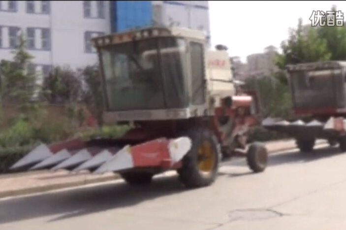 喜盈盈玉米割臺(tái)車(chē)隊(duì)